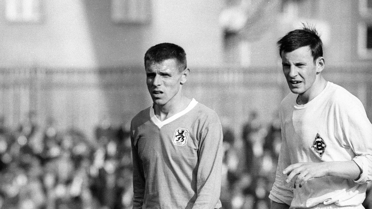 Timo Konietzka und Erwin Spinnler stehen im Stadion an der Grünwalder Straße.