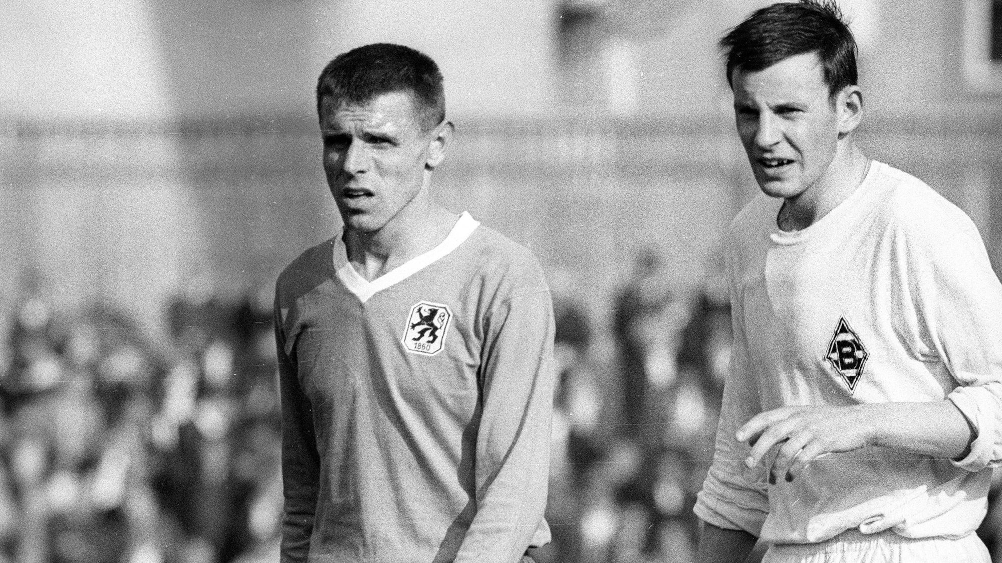 Timo Konietzka und Erwin Spinnler stehen im Stadion an der Grünwalder Straße.