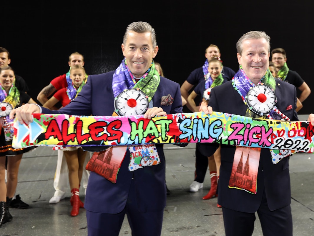 Deiters-Chef Herbert Geiss (l.) und Festkomitee-Präsident Christoph Kuckelkorn bei der Präsentation des diesjährigen Motto-Schals in der Lanxess-Arena.