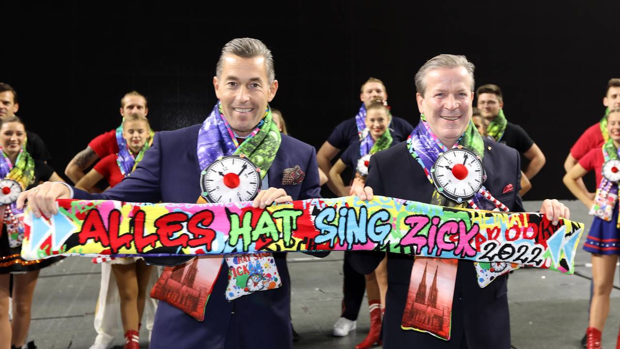 Deiters-Chef Herbert Geiss (l.) und Festkomitee-Präsident Christoph Kuckelkorn bei der Präsentation des diesjährigen Motto-Schals in der Lanxess-Arena.