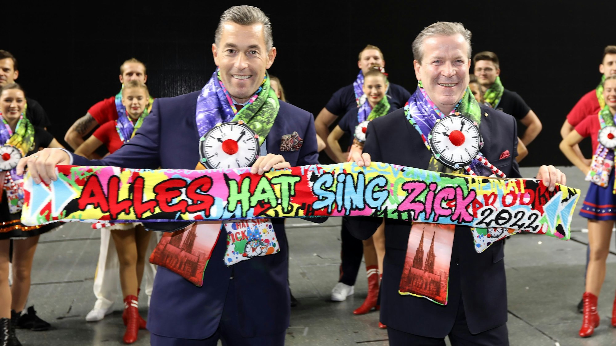 Deiters-Chef Herbert Geiss (l.) und Festkomitee-Präsident Christoph Kuckelkorn bei der Präsentation des diesjährigen Motto-Schals in der Lanxess-Arena.