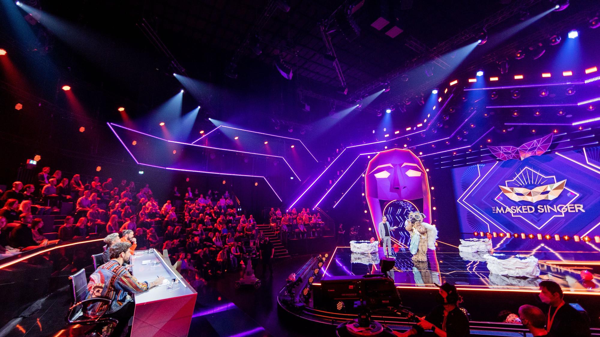 Der Mops steht in der „ProSieben“-Show „The Masked Singer“ auf der Bühne.