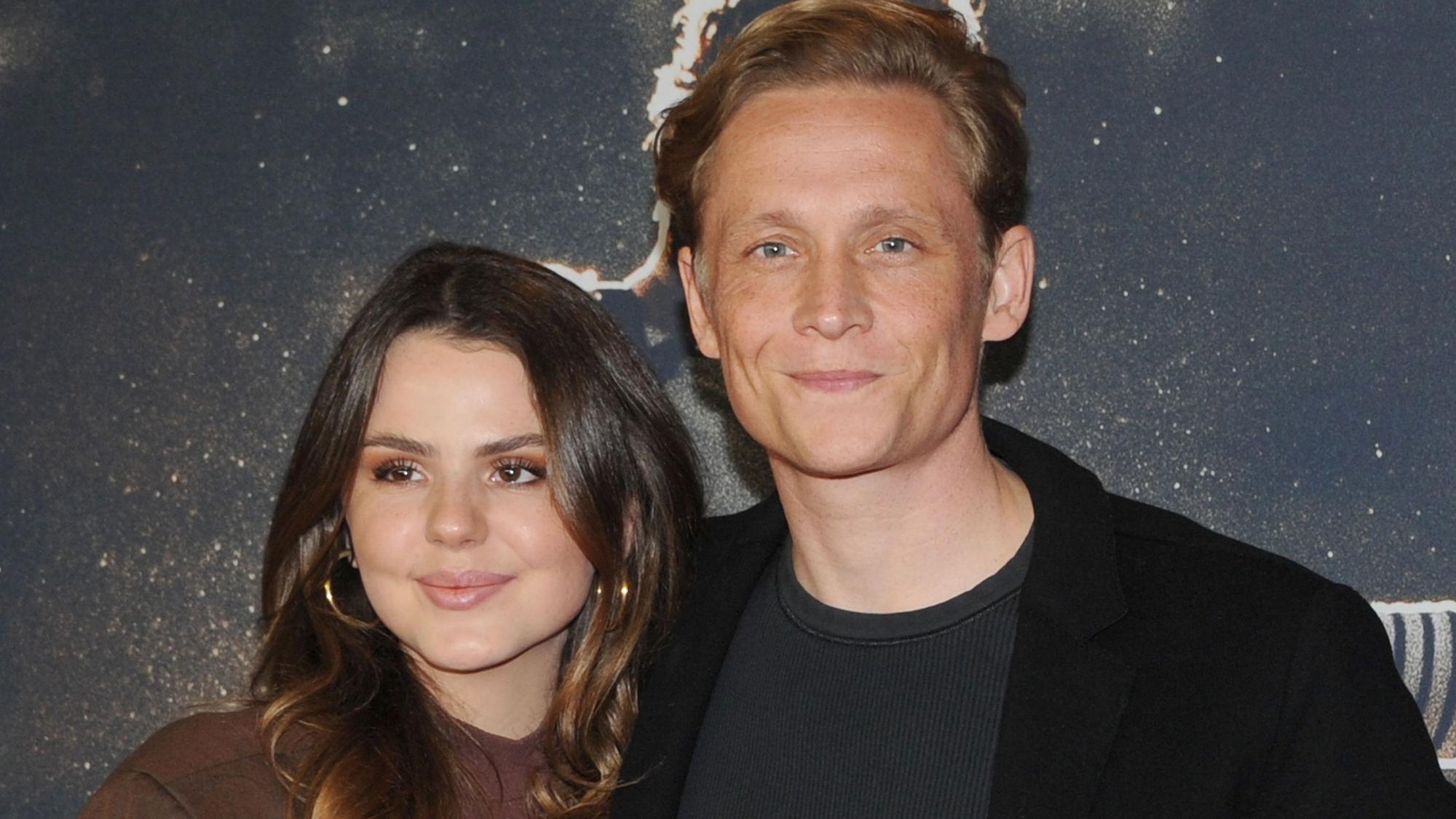 Das Schauspieler-Paar Matthias Schweighöfer und Ruby O. Fee Arm in Arm auf einem Foto vom 15. Oktober 2021.