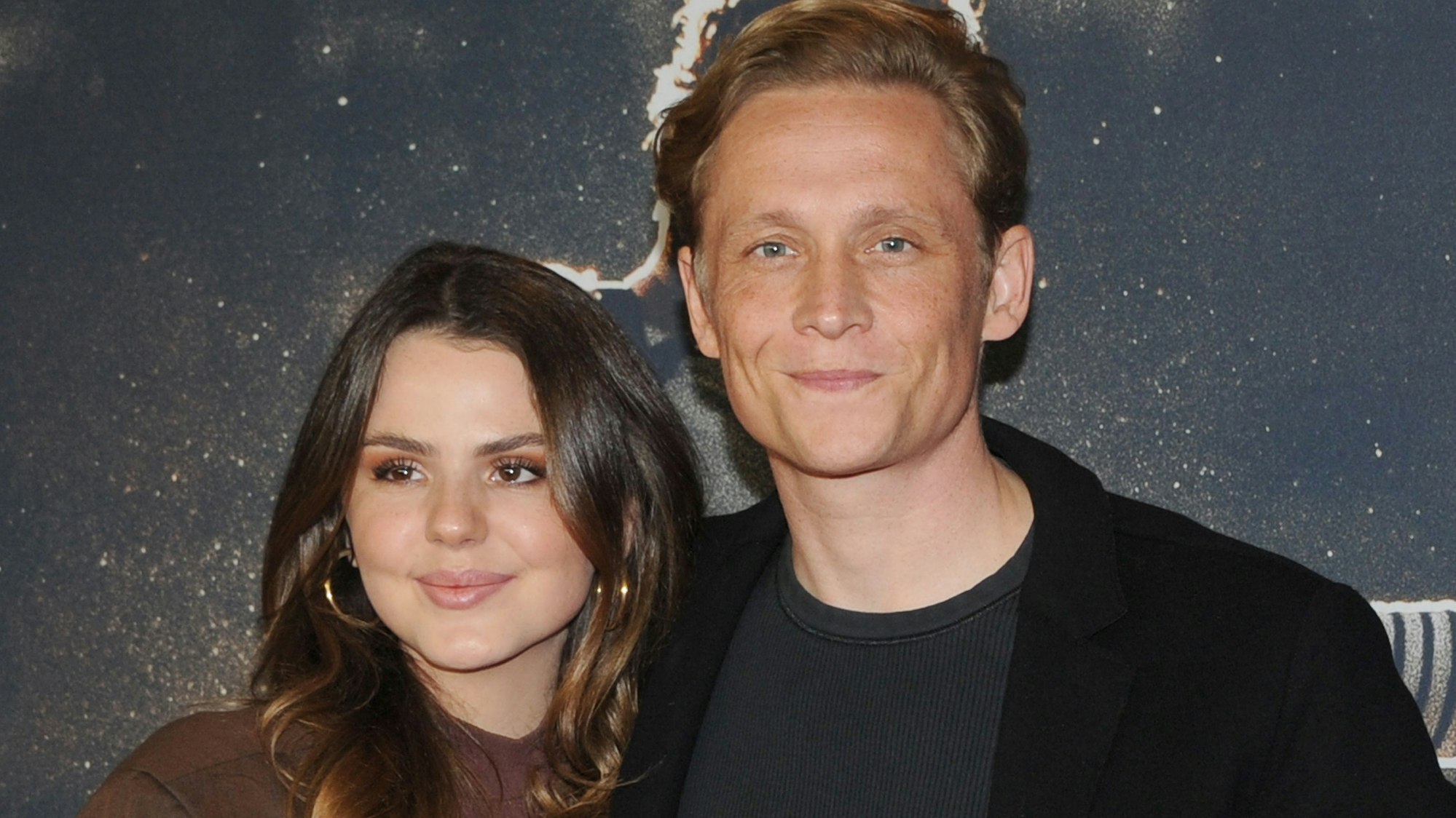 Das Schauspieler-Paar Matthias Schweighöfer und Ruby O. Fee Arm in Arm auf einem Foto vom 15. Oktober 2021.