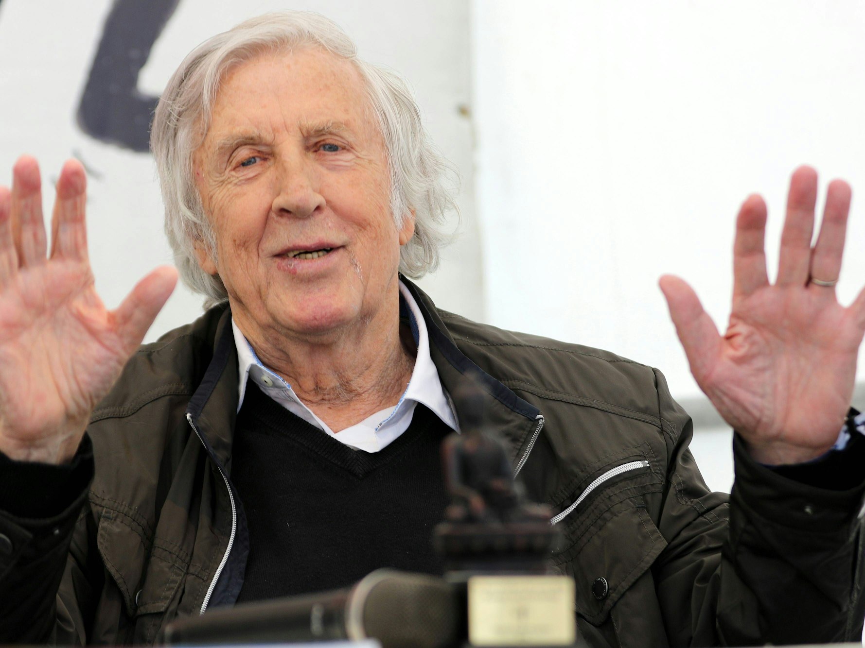 Holger Obermann hebt die Hände in die Höhe und lächelt.