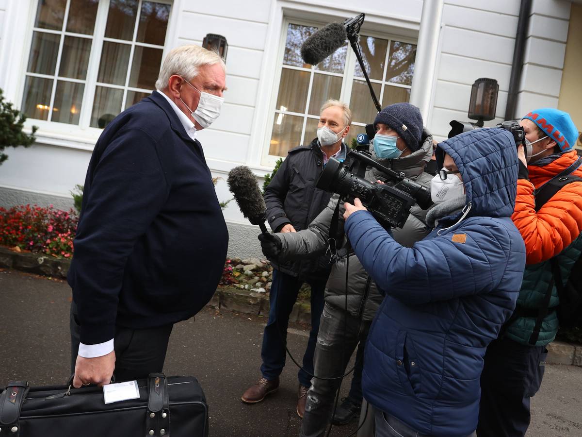 Gesundheitsministerkonferenz am Bodensee: Karl-Josef Laumann, Gesundheitsminister von Nordrhein-Westfalen (CDU), spricht am 4. November 2021 nach seiner Ankunft zur Gesundheitsministerkonferenz mit Journalisten. Am 5. November wollen die Gesundheitsminister eine Corona-Pressekonferenz geben.