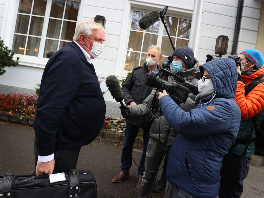 Gesundheitsministerkonferenz am Bodensee: Karl-Josef Laumann, Gesundheitsminister von Nordrhein-Westfalen (CDU), spricht am 4. November 2021 nach seiner Ankunft zur Gesundheitsministerkonferenz mit Journalisten. Am 5. November wollen die Gesundheitsminister eine Corona-Pressekonferenz geben.