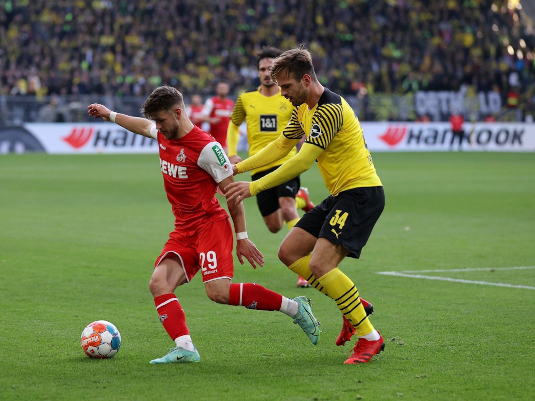 Jan Thielmann im Zweikampf mit Marin Pongracic.