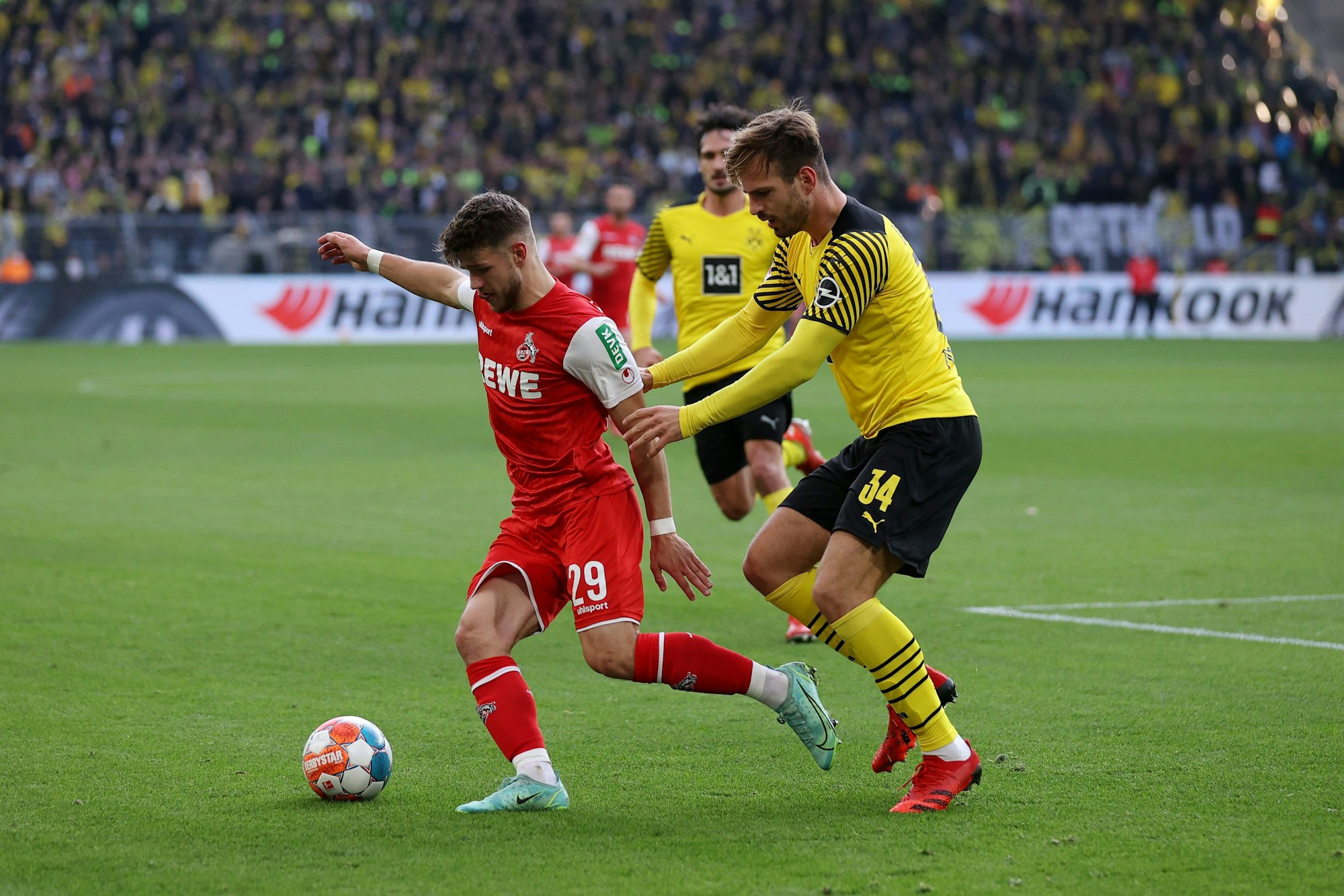 Jan Thielmann im Zweikampf mit Marin Pongracic.