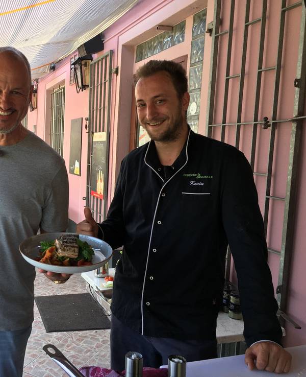 Sternekoch Frank Rosin mit Koch Kevin im Restaurants „Deutsche Scholle“ in Neuss.