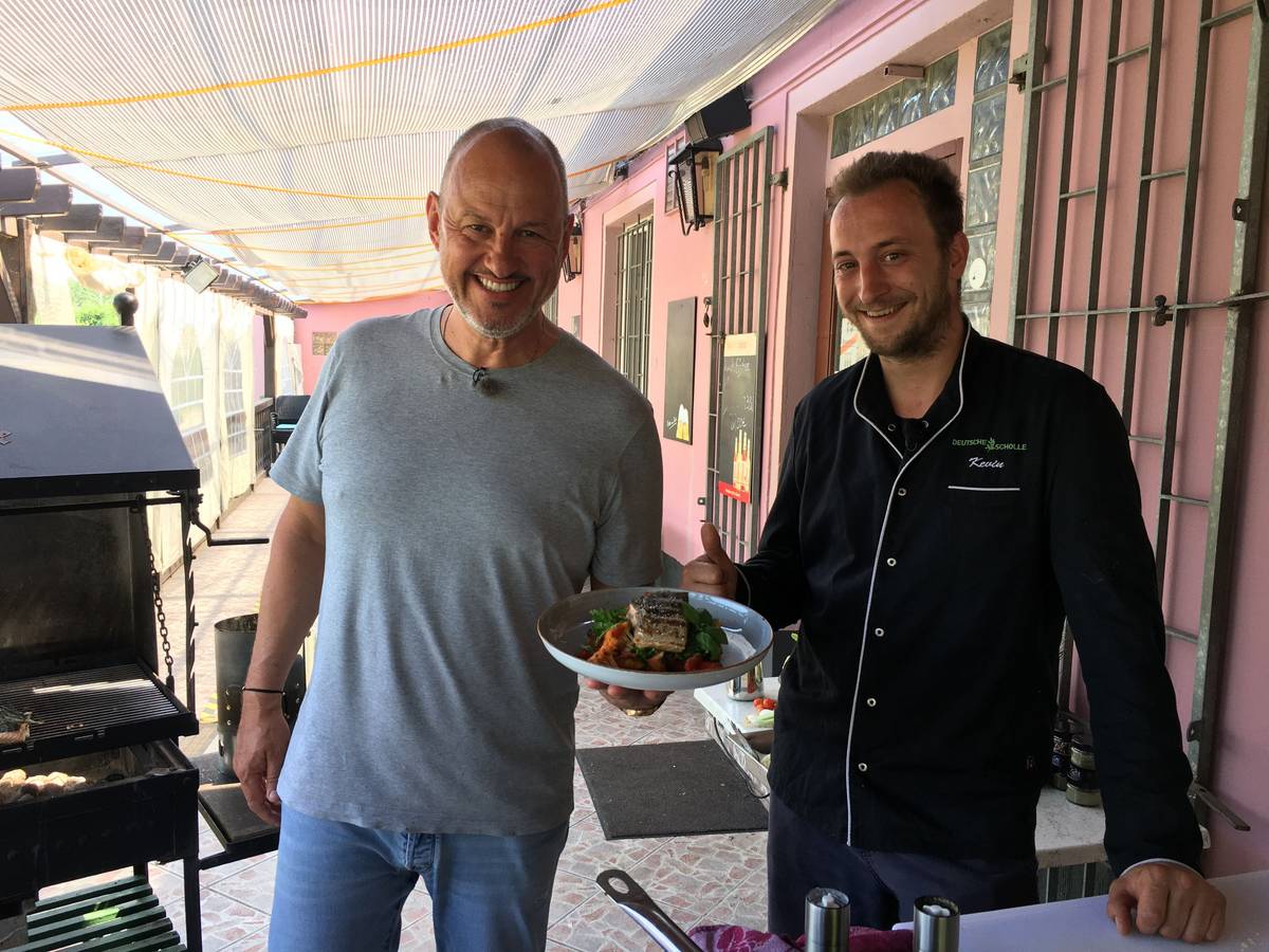 Sternekoch Frank Rosin mit Koch Kevin im Restaurants „Deutsche Scholle“ in Neuss.