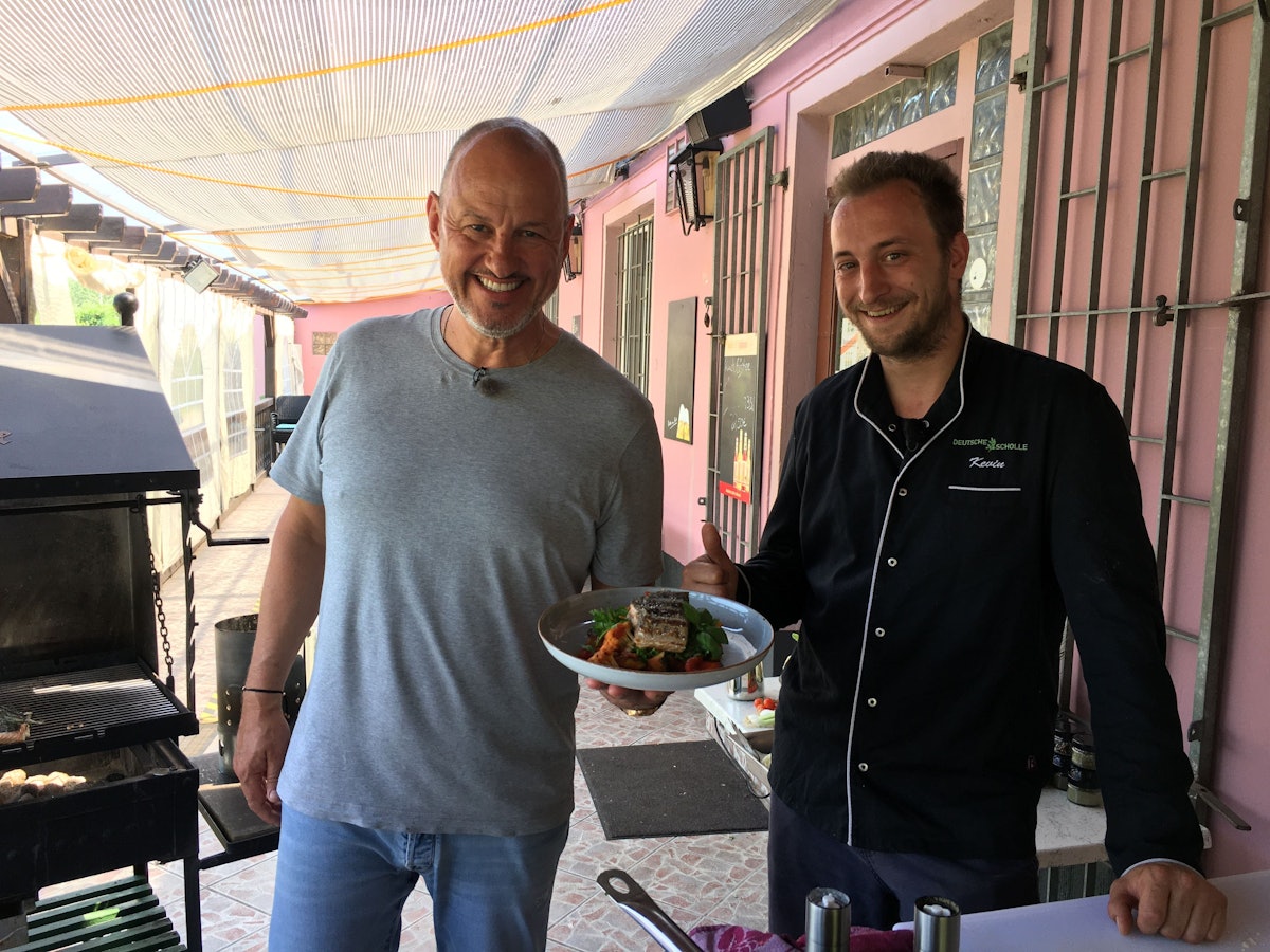 Sternekoch Frank Rosin mit Koch Kevin im Restaurants „Deutsche Scholle“ in Neuss.