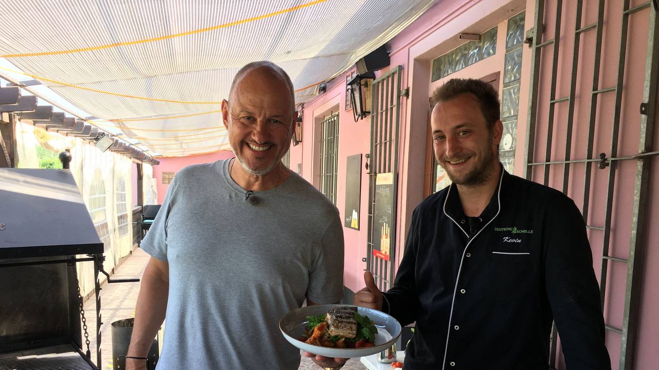 Sternekoch Frank Rosin mit Koch Kevin im Restaurants „Deutsche Scholle“ in Neuss.
