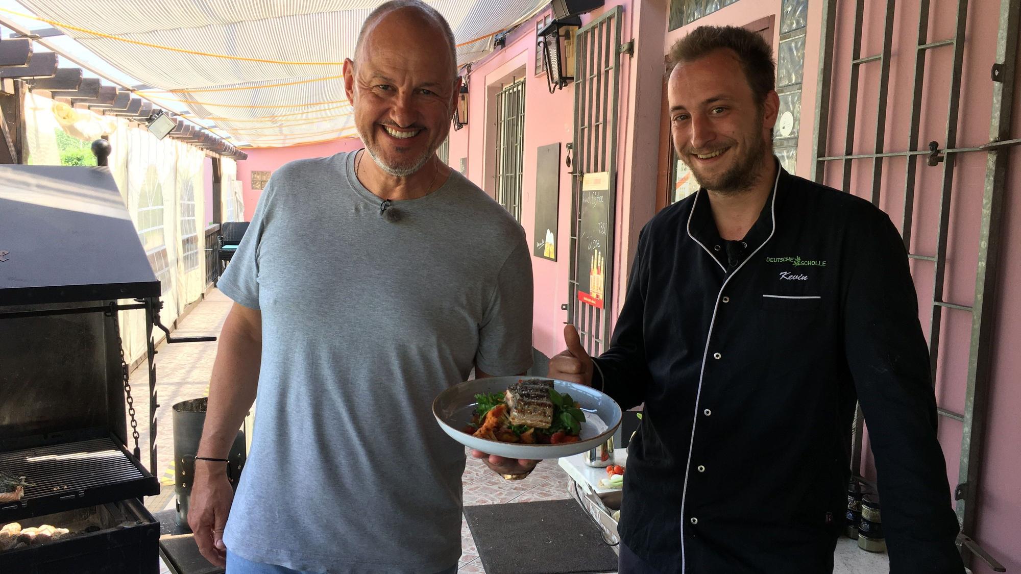 Sternekoch Frank Rosin mit Koch Kevin im Restaurants „Deutsche Scholle“ in Neuss.