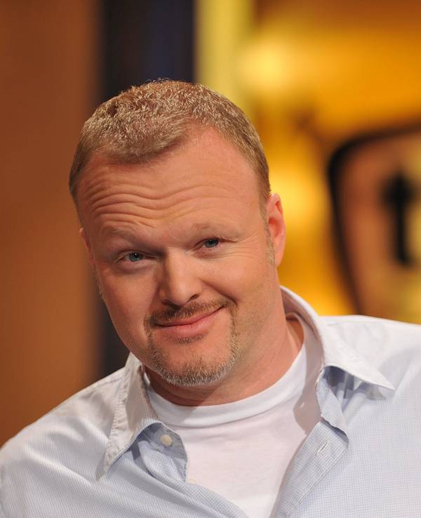 ARCHIV - Stefan Raab, aufgenommen am 24.09.2009 vor dem Logo der ProSieben-Sendung „TV total“.