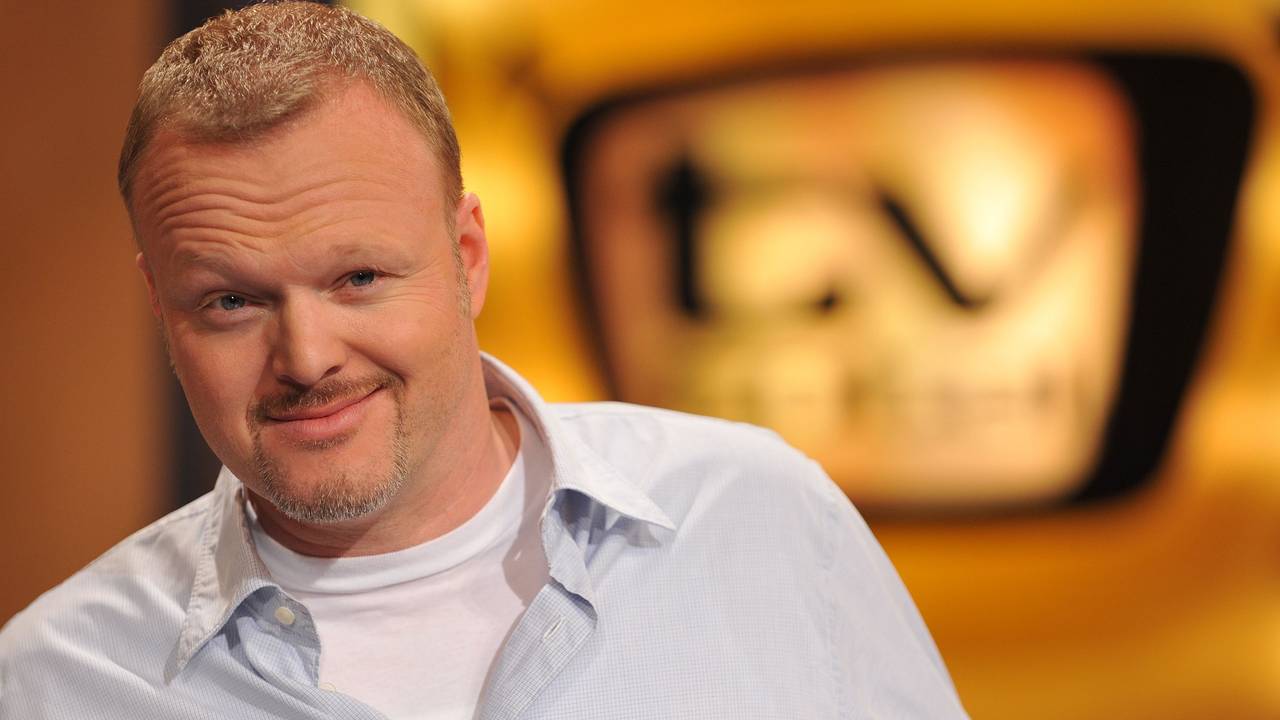 ARCHIV - Stefan Raab, aufgenommen am 24.09.2009 vor dem Logo der ProSieben-Sendung „TV total“.