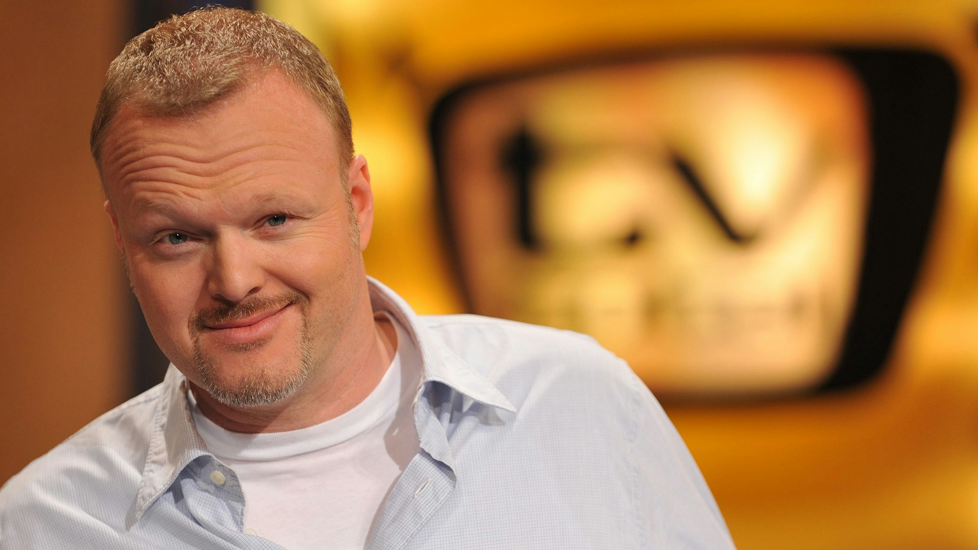 ARCHIV - Stefan Raab, aufgenommen am 24.09.2009 vor dem Logo der ProSieben-Sendung „TV total“.