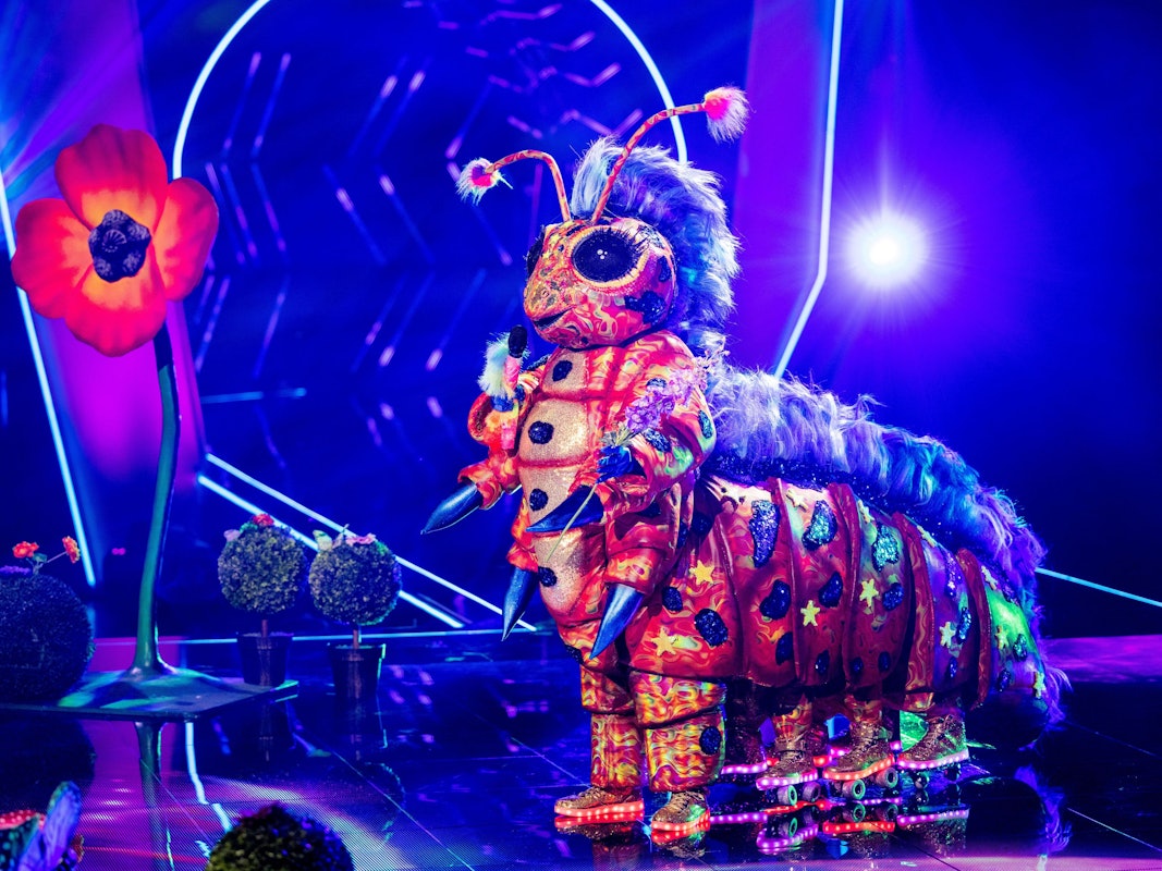 Die Raupe  steht in der „ProSieben“-Show „The Masked Singer“ auf der Bühne.