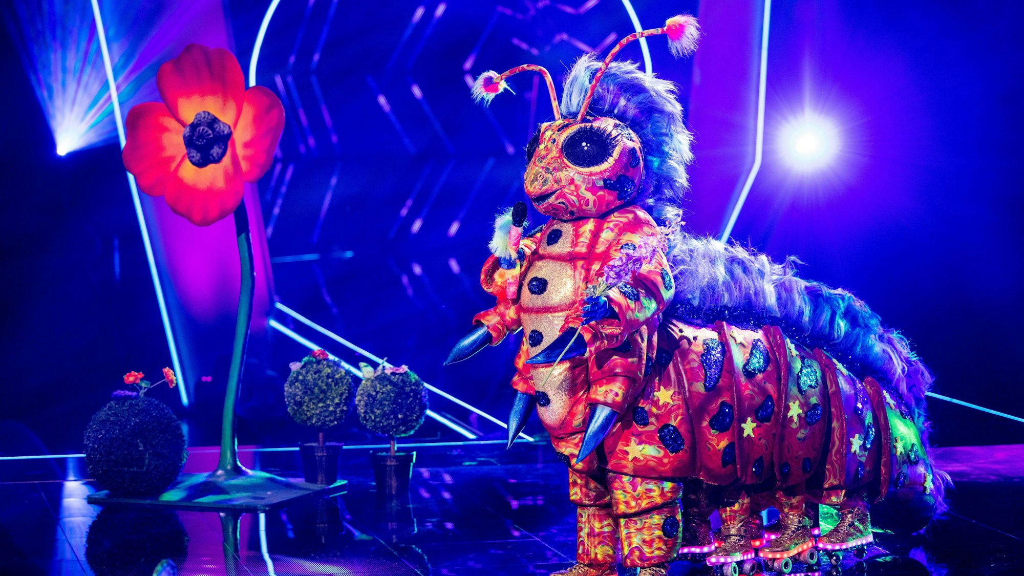 Die Raupe steht in der „ProSieben“-Show „The Masked Singer“ auf der Bühne.