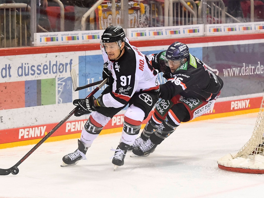 Moritz Müller im Duell mit Düsseldorfs Carter Proft