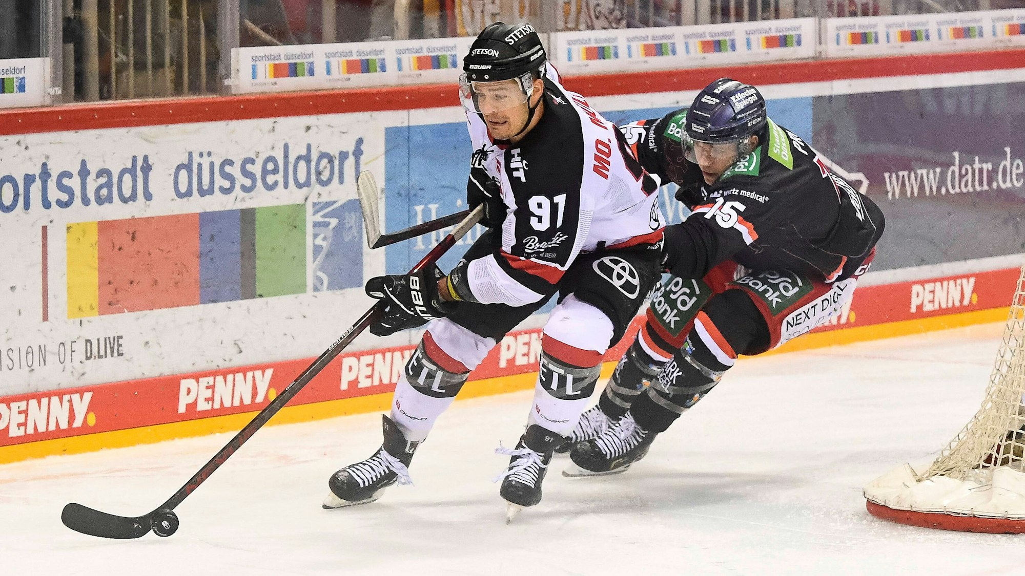 Moritz Müller im Duell mit Düsseldorfs Carter Proft