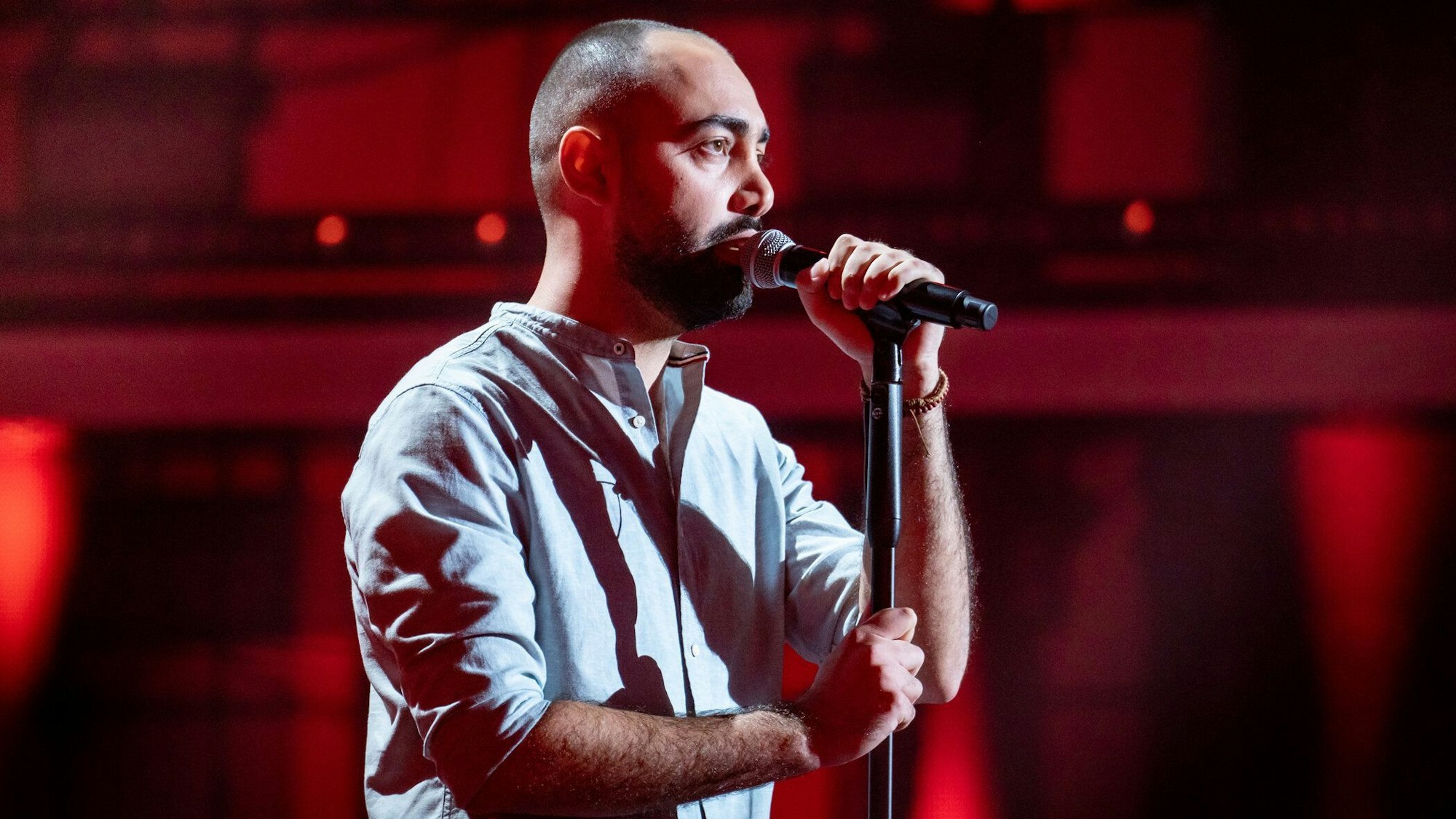 Mazen Mosen auf der Bühne bei „The Voice of Germany“ am 4. November 2021. Der Syrer begeisterte das Publikum und die Coaches mit seiner Version des deutschen Volksliedes „Die Gedanken sind frei“.