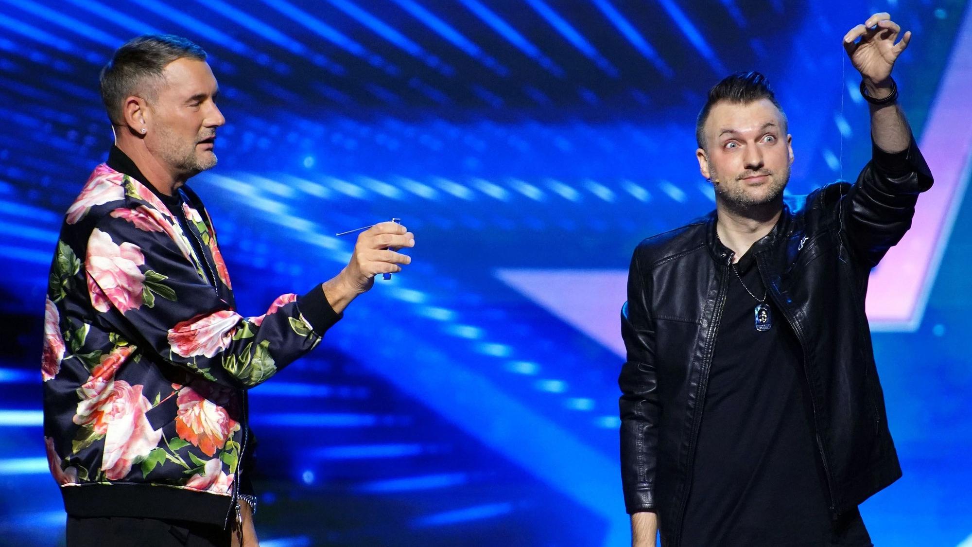 Christopher Köhler (r.) tritt beim „Supertalent“ mit einer Zauber-Nummer auf, die Jurymitglied Michael Michalsky aus der Fassung bringt.