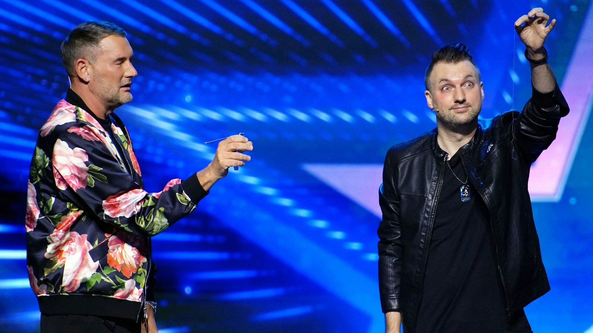 Christopher Köhler (r.) tritt beim „Supertalent“ mit einer Zauber-Nummer auf, die Jurymitglied Michael Michalsky aus der Fassung bringt.