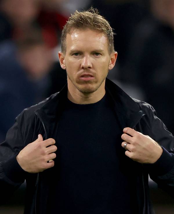Julian Nagelsmann richtet sich die Jacke