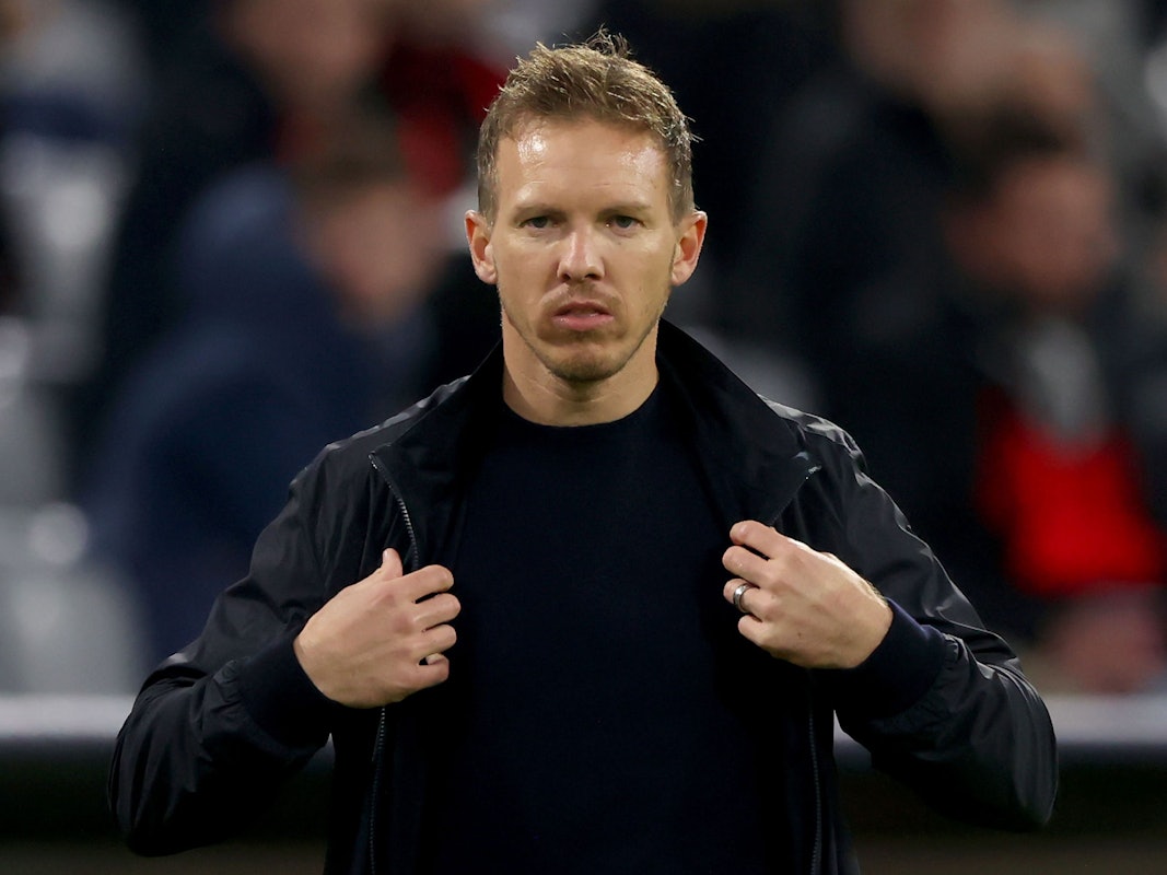 Julian Nagelsmann richtet sich die Jacke