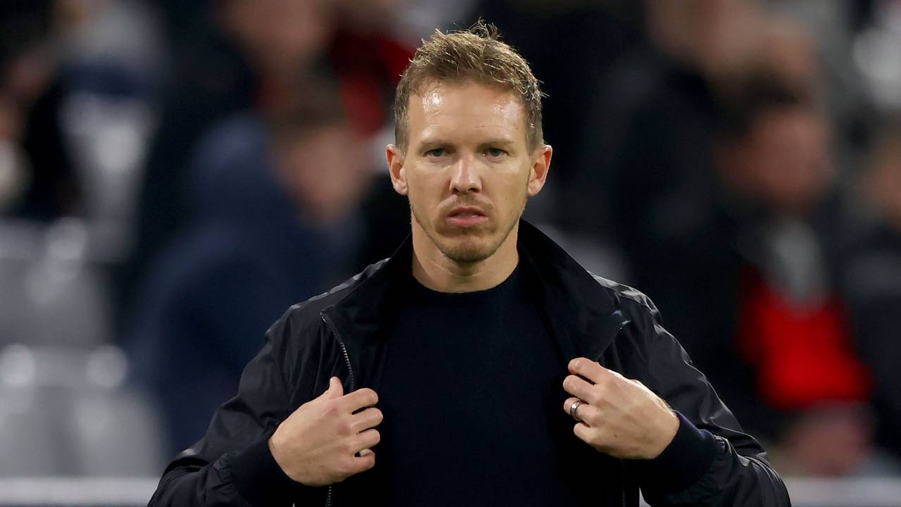 Julian Nagelsmann richtet sich die Jacke