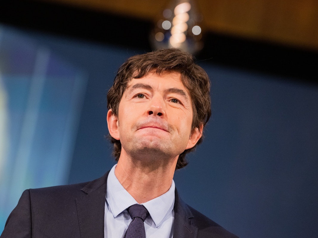 Virologe Christian Drosten steht bei einem Fototermin vor der Verleihung des Hanns-Joachim-Friedrichs-Preises 2021 auf der Bühne im Funkhaus.