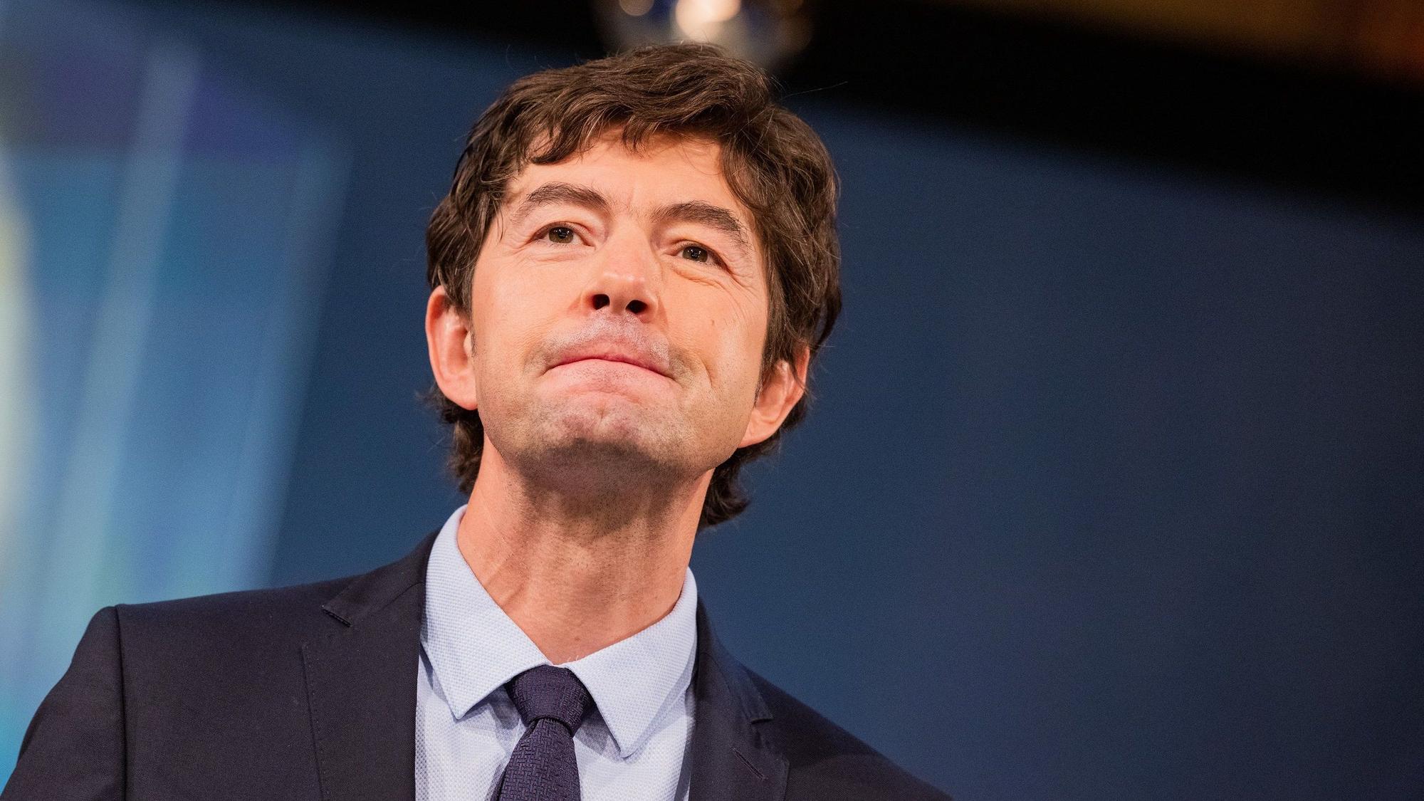 Virologe Christian Drosten steht bei einem Fototermin vor der Verleihung des Hanns-Joachim-Friedrichs-Preises 2021 auf der Bühne im Funkhaus.
