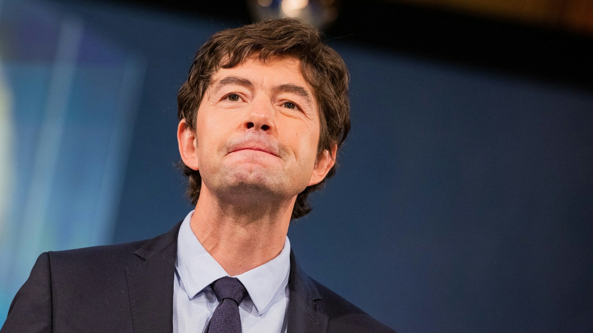 Virologe Christian Drosten steht bei einem Fototermin vor der Verleihung des Hanns-Joachim-Friedrichs-Preises 2021 auf der Bühne im Funkhaus.