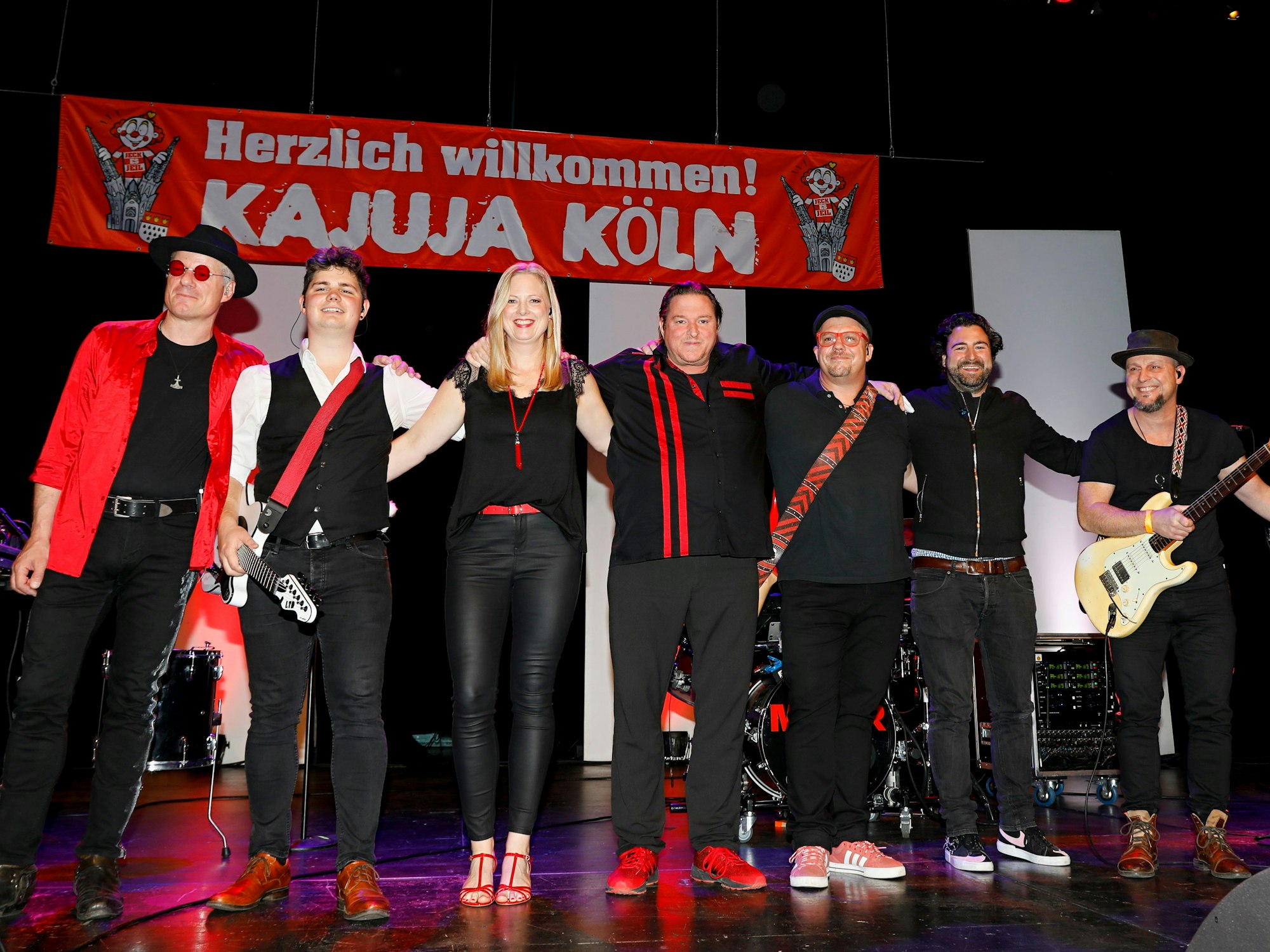 Erstmals auf der Kajuja-Bühne: die Band Müller mit ihrem Frontmann Michael Müller (4.v.l.).