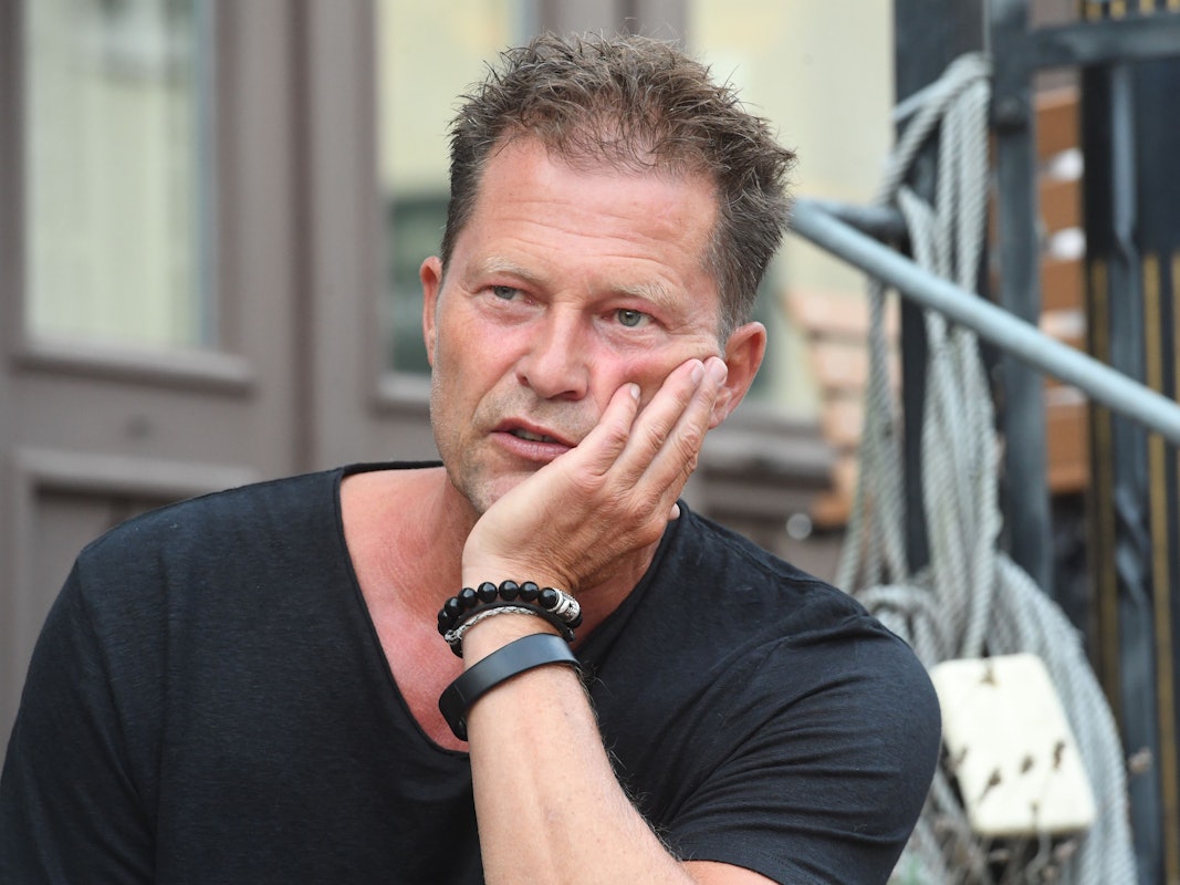 Til Schweiger, Schauspieler und Filmproduzent, sitzt auf einem Foto vom 29. August 2020 vor dem Restaurant „Fischpavillon“ auf der Insel Usedom.