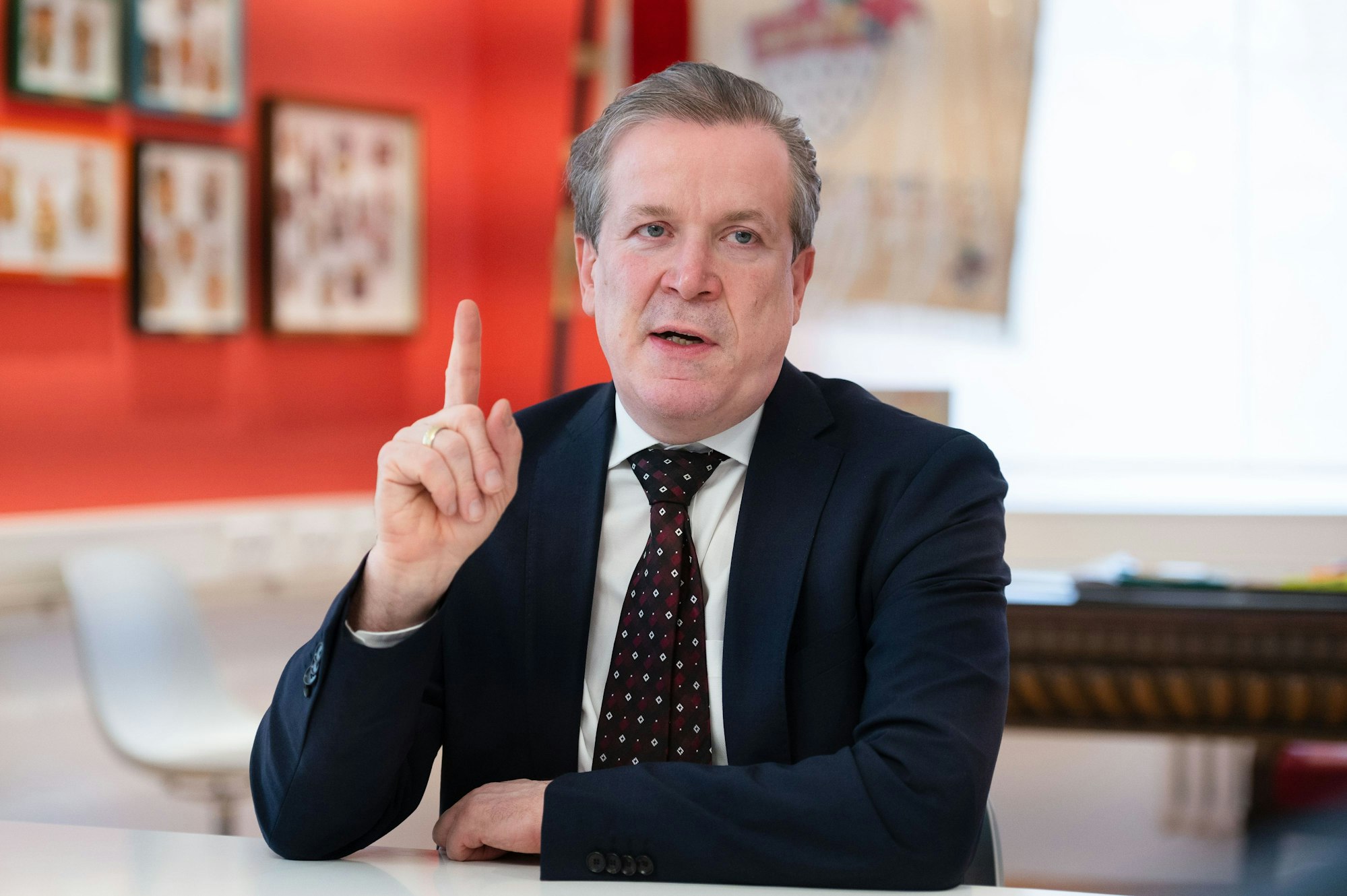 Kölner Karnevalspräsident Kuckelkorn sagt: „Selbst wenn die Inzidenzen in die Hunderte gehen sollten, heißt das nicht unbedingt, dass die Krankheitsverläufe weitreichende Einschränkungen für Geimpfte und Genesene rechtfertigen.“ Unser Foto wurde am 3. November 2021 in Köln gemacht.