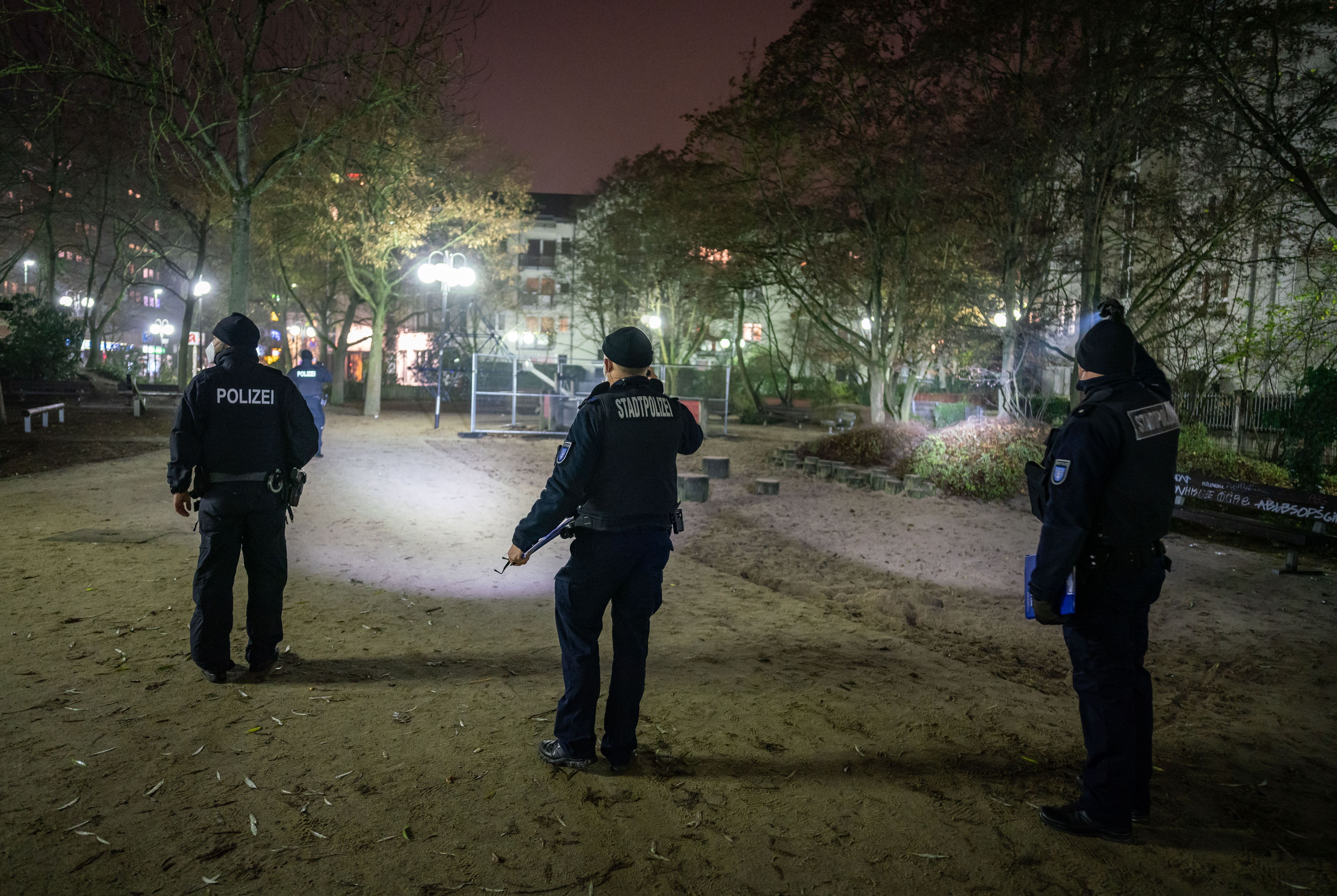 Die Polizei (hier ein anderer Einsatz) versuchte noch, den Mann zu reanimieren, doch jede Hilfe kam bereits zu spät.
