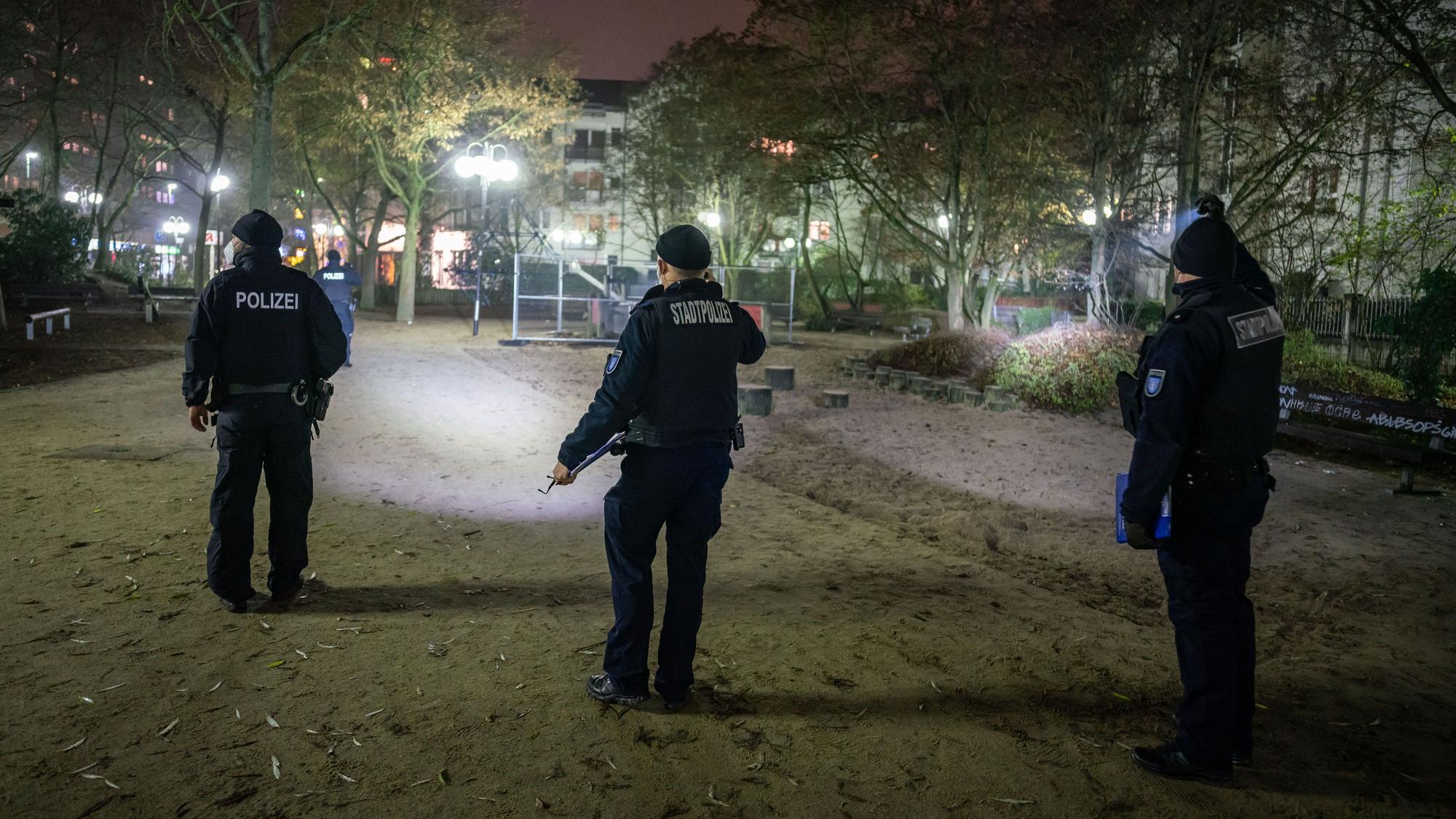 Die Polizei (hier ein anderer Einsatz) versuchte noch, den Mann zu reanimieren, doch jede Hilfe kam bereits zu spät.