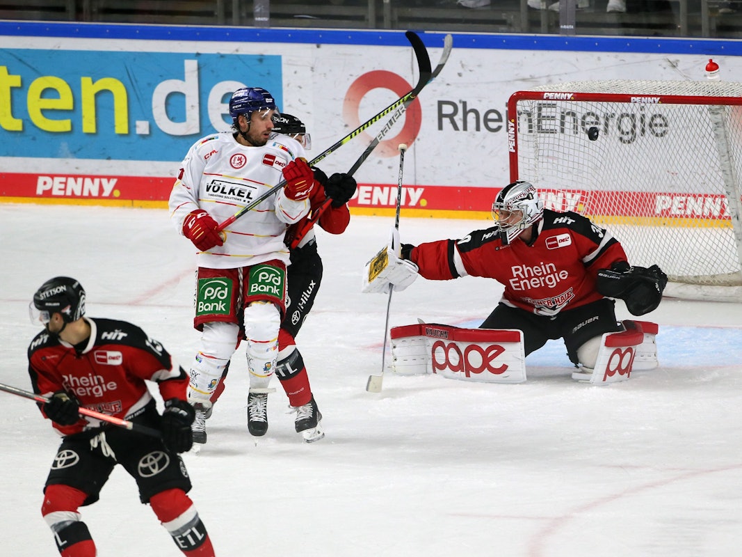 KEC gegen DEG: Düsseldorfs Marco Nowak erzielt ein Tor.