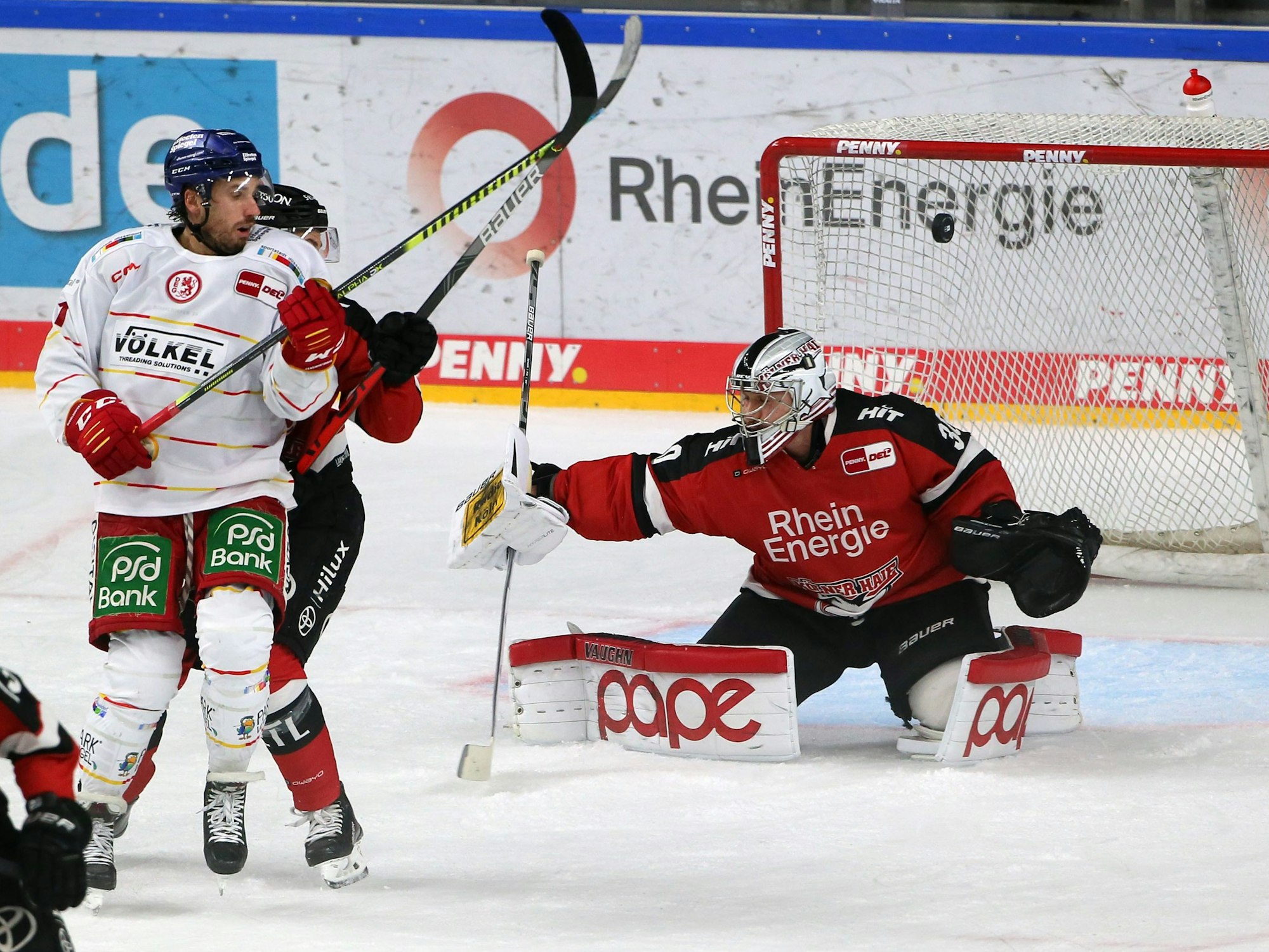 KEC gegen DEG: Düsseldorfs Marco Nowak erzielt ein Tor.