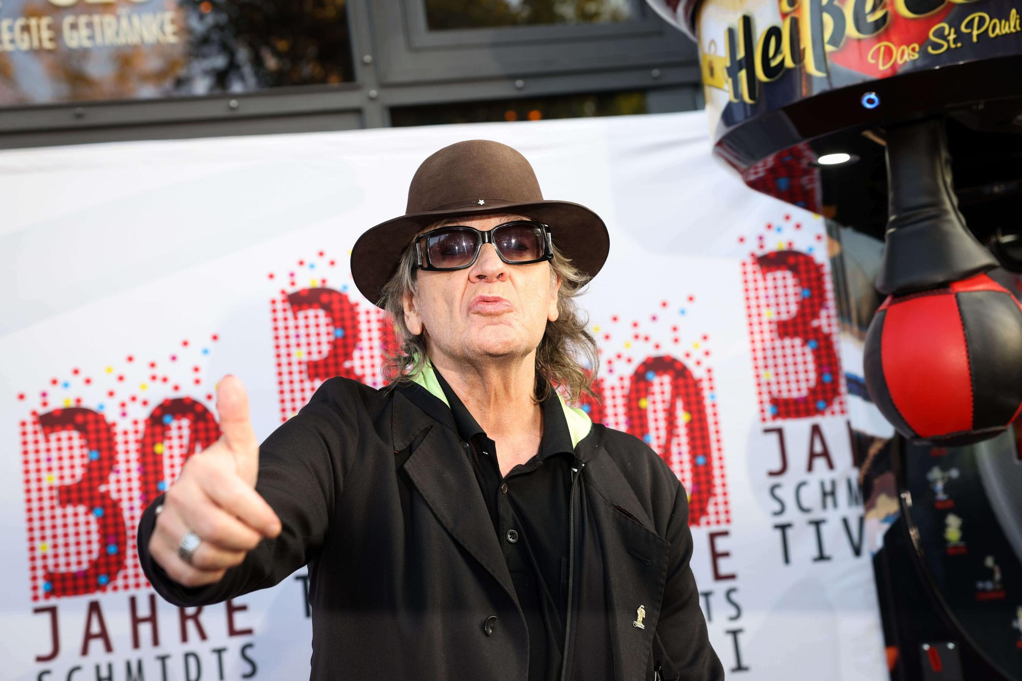 Udo Lindenberg, Musiker, auf dem roten Teppich vor dem Schmidts Tivoli Theater. Mit einer Jubiläumsgala und vielen prominenten Gästen feierte das Schmidts Tivoli auf der Hamburger Reeperbahn seinen 30. Geburtstag. +++ dpa-Bildfunk +++
