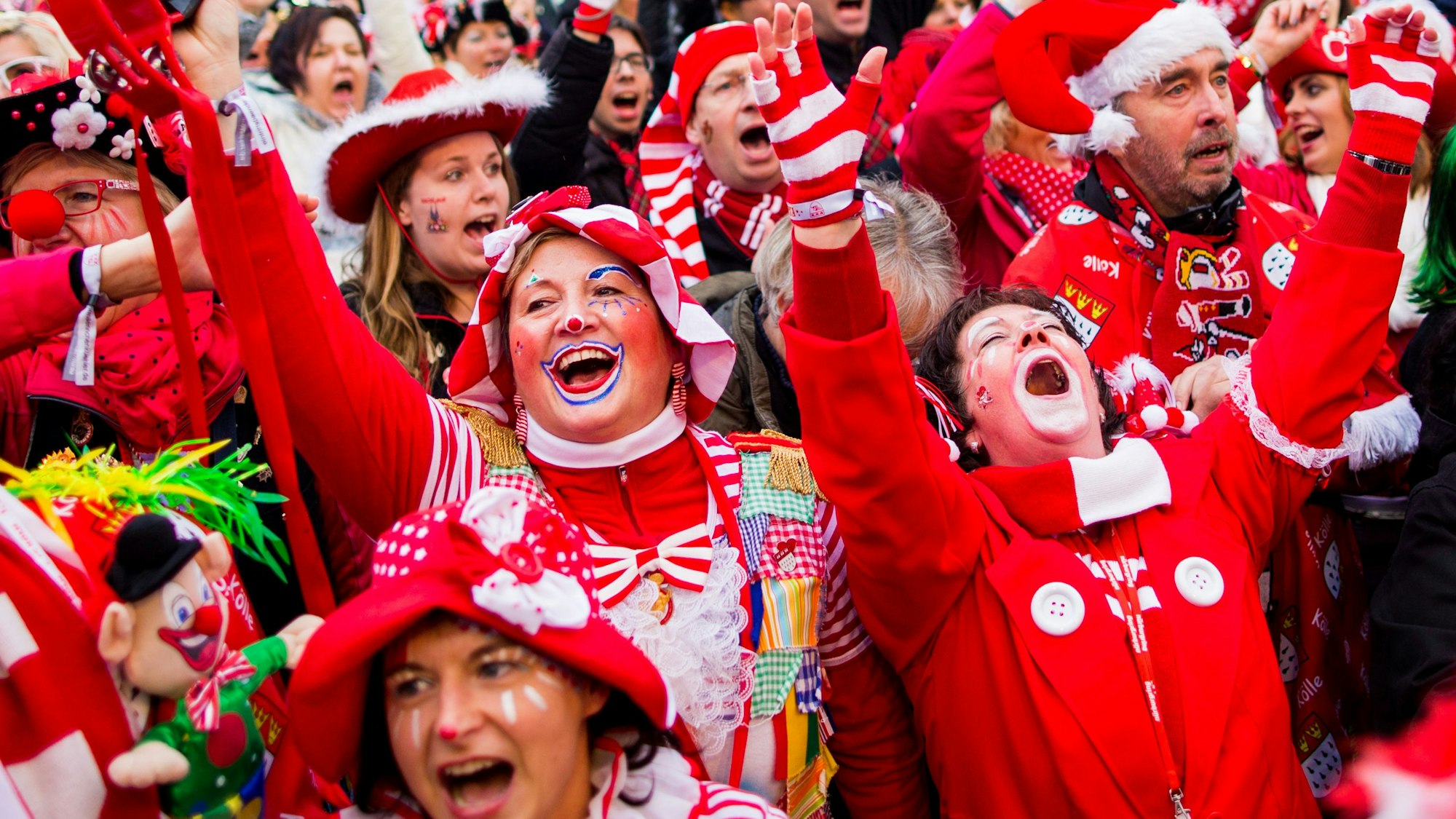 11.11. in Köln: Auch wenn die Inzidenzen in ganz Deutschland in die Höhe schießen, der Kölner Karnevalspräsident Christoph Kuckelkorn lässt Jecken aufatmen. Unser Bild entstand am 11. November 2014 vorm Kölner Dom.