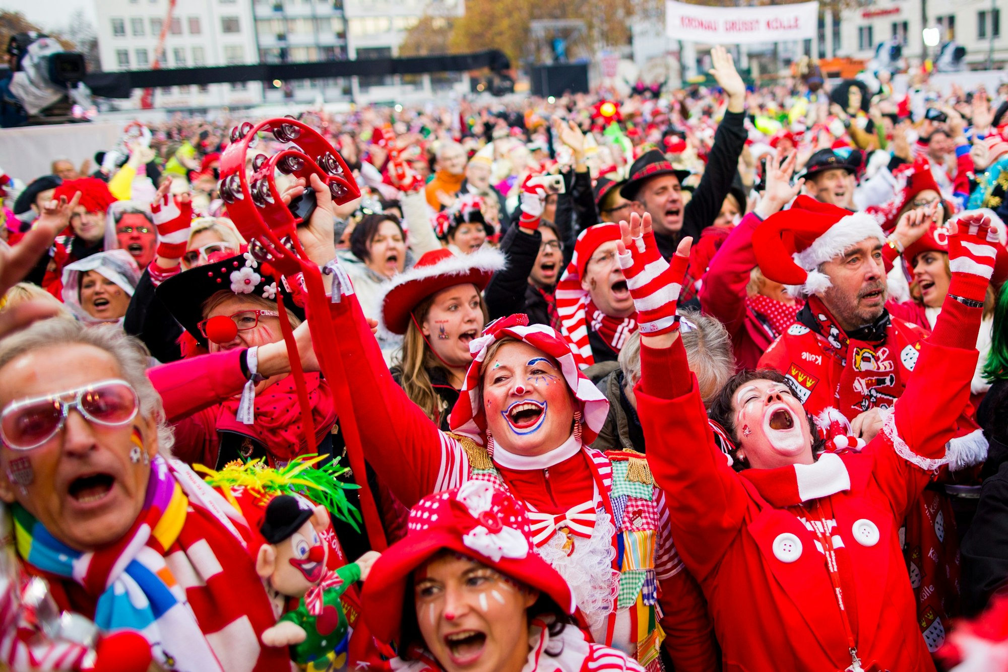 Jecken feiern am 11.11. vor dem Dom in Köln