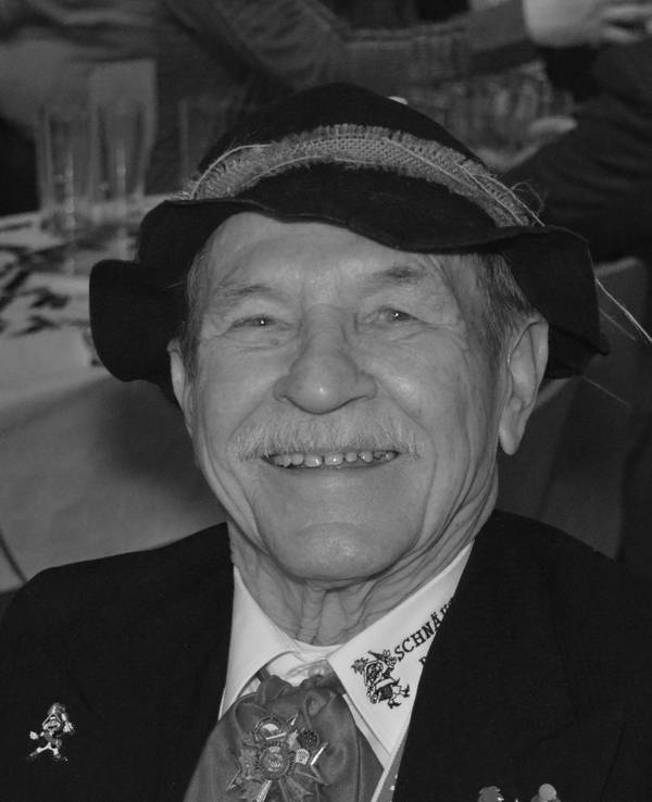 Fritz Esser von der Kölner Karnevalsgesellschaft UHU lacht in die Kamera.