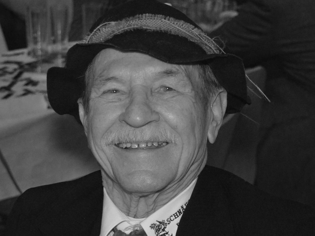 Fritz Esser von der Kölner Karnevalsgesellschaft UHU lacht in die Kamera.