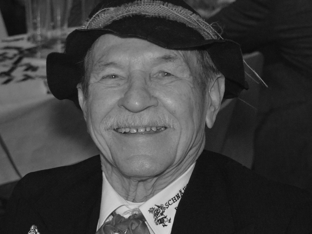 Fritz Esser von der Kölner Karnevalsgesellschaft UHU lacht in die Kamera.