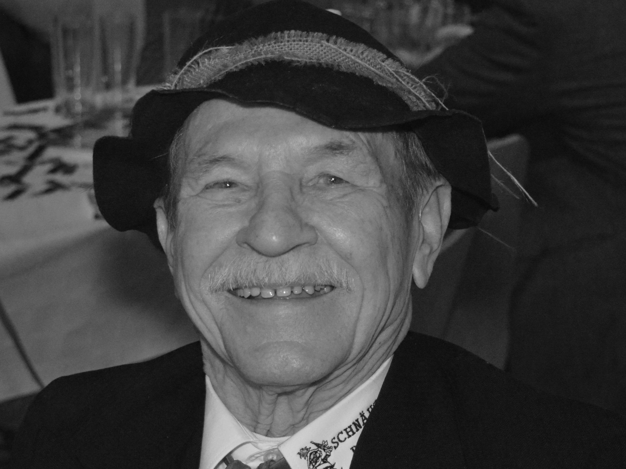 Fritz Esser von der Kölner Karnevalsgesellschaft UHU lacht in die Kamera.