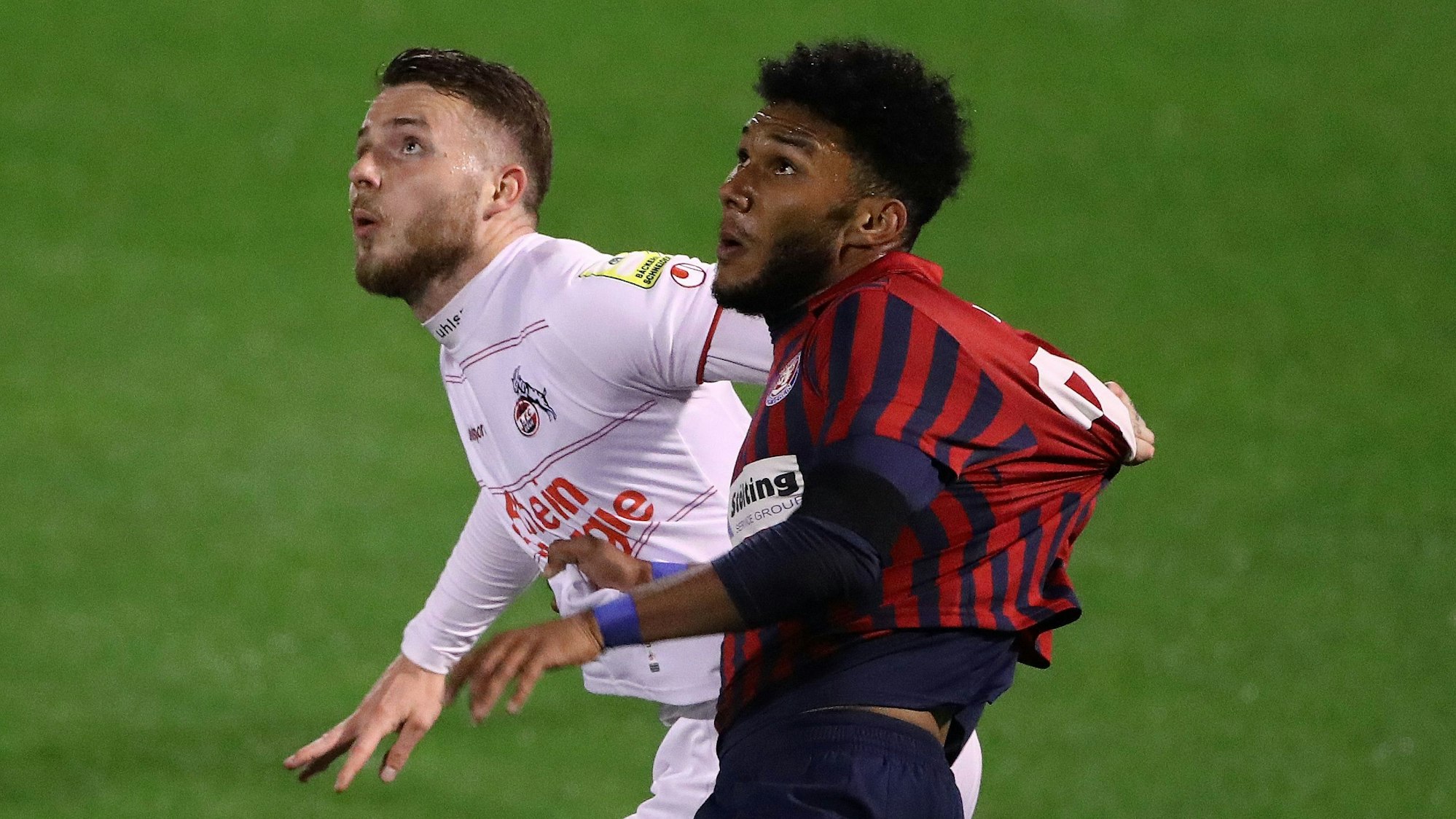 Jannes Horn im Duell mit Kingsley Sarpei