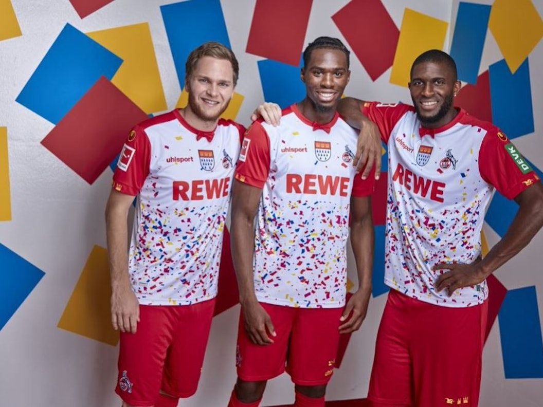 Konfetti und Fliege: Benno Schmitz, Kingsley Ehizibue und Anthony Modeste (v.l.) mit dem neuen Karnevalstrikot des 1. FC Köln.